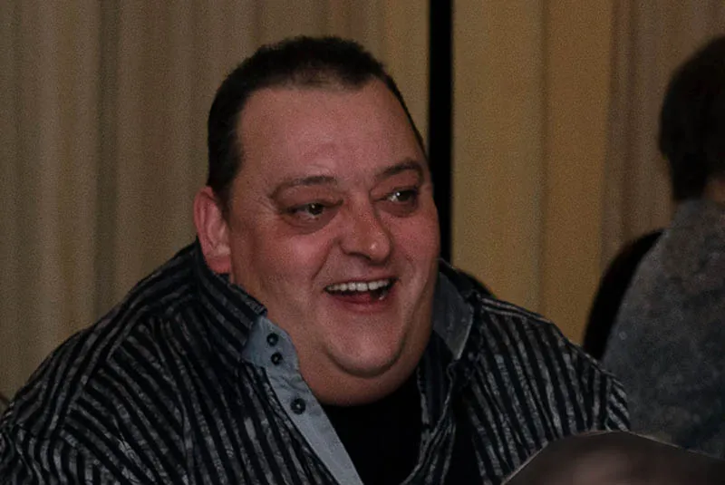 Lachende man